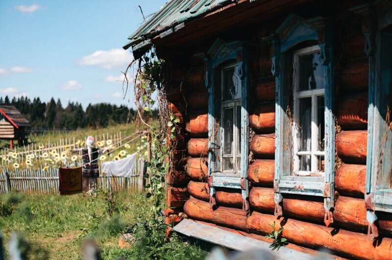 «Лучший способ погружения героев в атмосферу»: телеканал ТНТ и «Союзмультфильм» вместе с Кинокомпанией братьев Андреасян построили настоящую деревню для съемок фильма «Простоквашино»